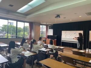 手話歌の指導を受ける様子