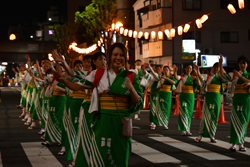 高槻まつり昨年の様子　盆踊りを踊る人たち