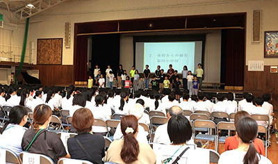 発表する富田小学校児童たち