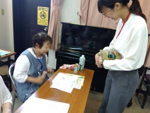 ビンゴ用紙を確認する様子