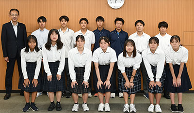 大会に出場する生徒と濱田市長
