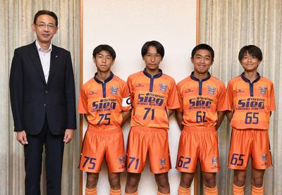 サッカーチームメンバーと濱田市長