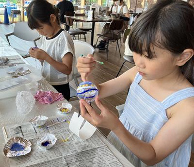 風鈴作りをする来館者