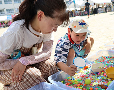 （桃園小）スーパーボールすくいをする子供ども
