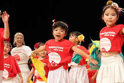 トリシマホールで高槻ウェーブを踊る子ども