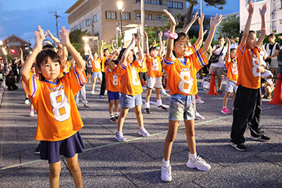 高槻ウェーブを踊る子ども
