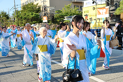 高槻音頭を踊る参加者