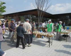 安満遺跡公園で行われたたかつき農産物販売イベントの様子