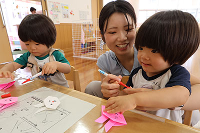 折り紙を折る親子