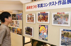 写真を眺める通行人