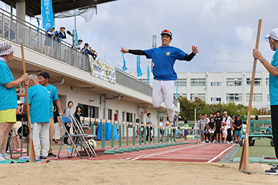 走り幅跳びをする参加者