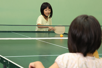卓球をする子ども