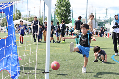 サッカーボールを蹴る子ども