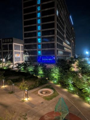 関西大学高槻ミューズキャンパスブルーライトアップ