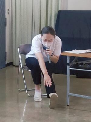 体操の見本を見せる先生の写真