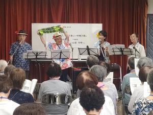 唄三線を楽しむ会の皆さん