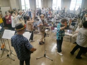 沖縄三線を踊る塾生