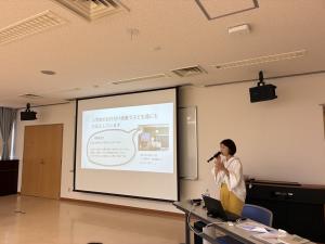 講座で講師が講演している様子