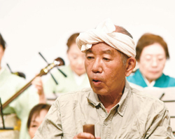 郷土民謡をうたう男性の写真