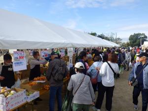 農林業祭の農産物販売ブースの様子