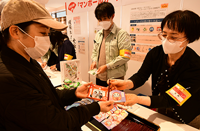 お守りを受け取る人