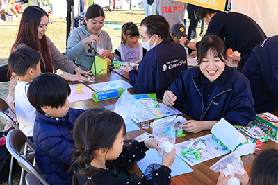 無添加せっけん作りをする来場者