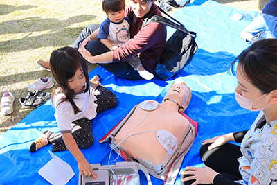 救急処置に挑戦する来場者