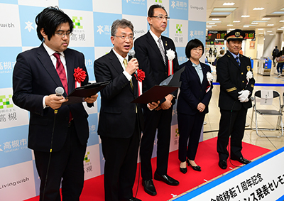 アナウンスを披露する脇専務理事