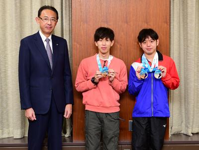 水泳の勝部颯馬さん・ボウリングの松冨琉也さんと濱田市長