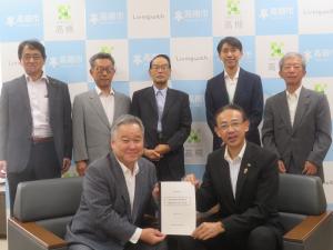 農地等利用最適化推進施策等に関する意見を濱田市長に手交する森本会長