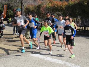 高槻クロスカントリー大会で走る出場者たちの写真