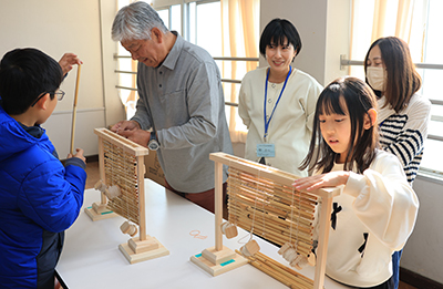 よしずを編む児童と木村さん