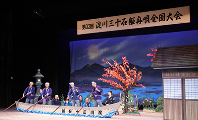 大会で唄声を披露する参加者