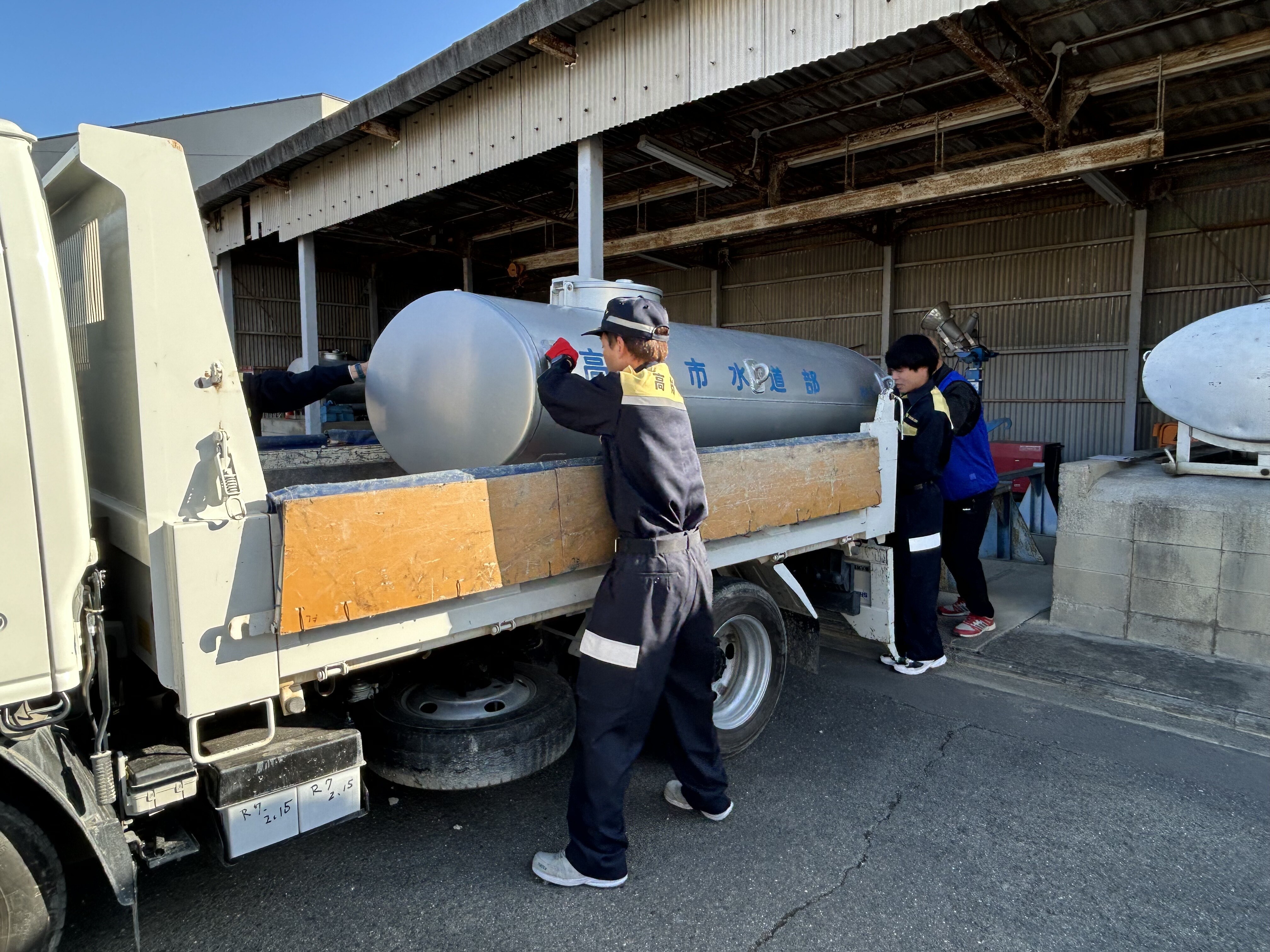給水タンクをトラックに積載し仮設給水車を作成