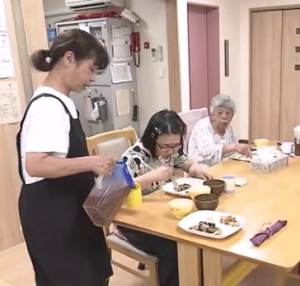 障害のある人の日常に寄り添う様子