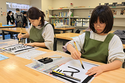 書き初めをする参加者