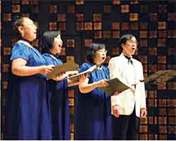 合唱する女性たちと男性