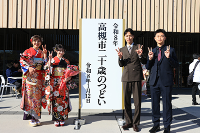 会場前で記念撮影をする参加者たち1