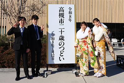 会場前で記念撮影をする参加者たち2