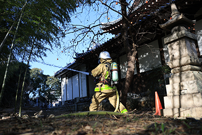 放水を行う消防隊員