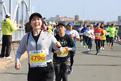 笑顔で走るランナー