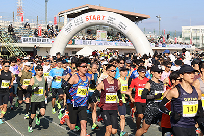 一斉にスタートするランナー