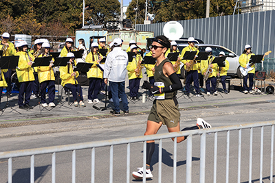 吹奏楽の演奏でランナーを応援