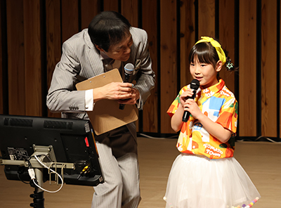 子ども歌グランプリでインタビューを受ける様子