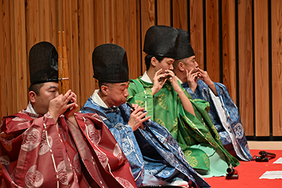 篳篥などを演奏する出演者