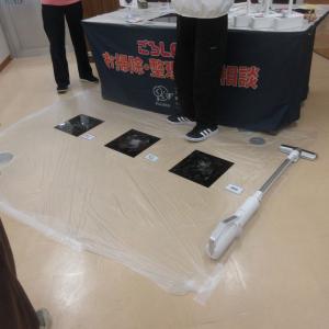 薄力粉を黒いシートに撒いている