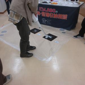 掃除機で吸い取っている様子