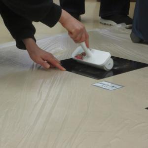 粘着ローラーでふき取っている様子