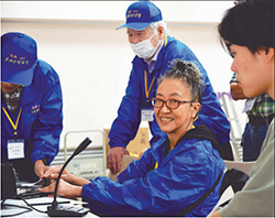 アマチュア無線で通信する女性と男性