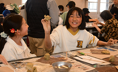 土器作りを楽しむ来場者